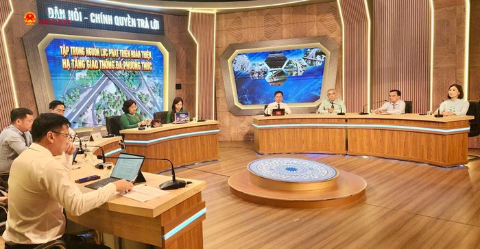 Quang cảnh chương trình Dân hỏi - Chính quyền trả lời số tháng 10. Ảnh: Hoa Lê