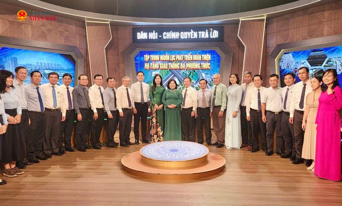 Các đại biểu tham dự chương trình chụp ảnh lưu niệm. Ảnh: Hoa Lê