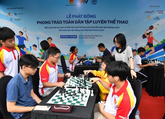 Trong 2 ngày 10 - 11/10, tại khu vực hồ Hoàn Kiếm, hoạt động cờ Vua thu hút hơn 150 lượt người tham gia trải nghiệm. Ảnh: BTC