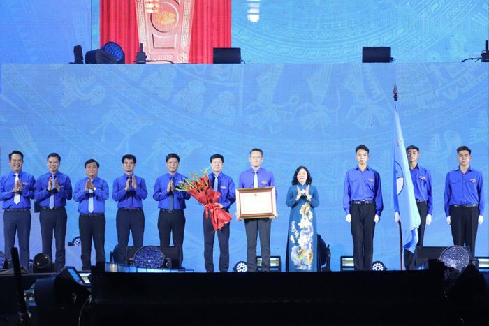 Ủy viên Bộ Chính trị, Bí thư Trung ương Đảng, Chủ tịch Ủy ban Trung ương Mặt trận Tổ quốc Việt Nam Bùi Thị Minh Hoài trao Huân chương Lao động hạng Nhất cho Hội Liên hiệp Thanh niên Việt Nam. Ảnh: Đăng Hải