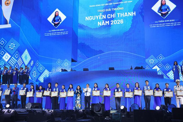 Ủy viên Bộ Chính trị, Bí thư Trung ương Đảng, Chủ tịch Ủy ban Trung ương Mặt trận Tổ quốc Việt Nam Bùi Thị Minh Hoài; Ủy viên Trung ương Đảng, Phó Bí thư Thường trực Đảng ủy Dân vận, Mặt trận và các đoàn thể Trung ương, Phó Chủ tịch Ủy ban Trung ương Mặt trận Tổ quốc Việt Nam Nguyễn Phi Long và Phó Chủ tịch Ủy ban Trung ương Mặt trận Tổ quốc Việt Nam, Bí thư Thứ nhất Trung ương Đoàn Bùi Quang Huy trao giải thưởng Nguyễn Chí Thanh cho các cán bộ Hội. Ảnh: Đăng Hải