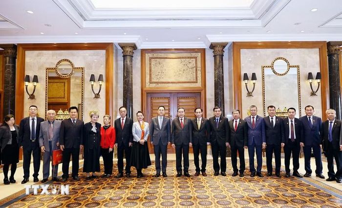 Chủ tịch Quốc hội Trần Thanh Mẫn với các nhân sỹ hữu nghị Trung Quốc. Ảnh: Doãn Tấn/TTXVN