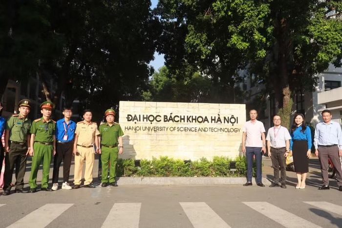 Các lực lượng phối hợp triển khai mô hình “Cổng trường an toàn giao thông” tại khu vực trường học trên địa bàn phường Bạch Mai.