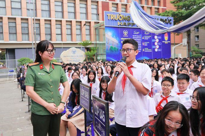 Báo cáo viên giao lưu, trao đổi kiến thức pháp luật và kỹ năng tham gia giao thông an toàn với học sinh Trường THCS Cầu Giấy.
