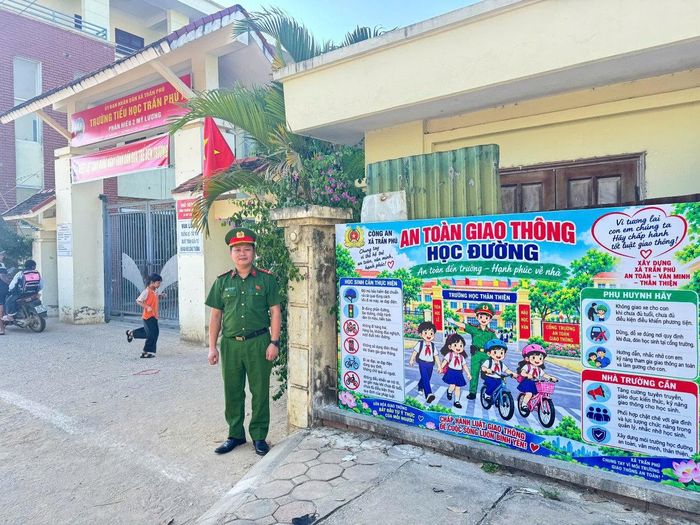 Công an xã Trần Phú phối hợp với các nhà trường gắn biển tuyên truyền an toàn giao thông học đường trên địa bàn.