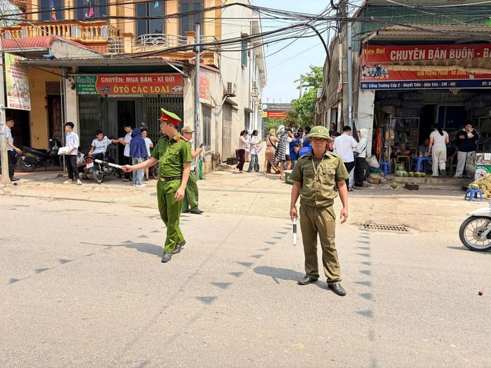 Công an xã Trần Phú bảo đảm trật tự, an toàn giao thông tại khu vực cổng trường học, hướng dẫn học sinh và phụ huynh chấp hành quy định khi tham gia giao thông.