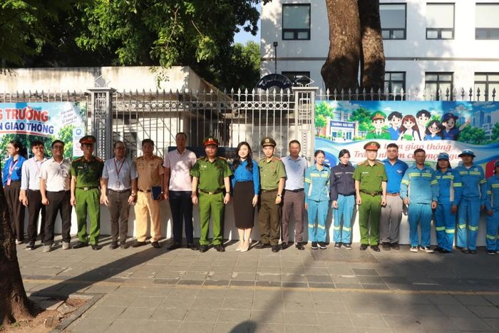 Các đại biểu tại lễ ra mắt mô hình “Cổng trường an toàn giao thông” trên địa bàn phường Bạch Mai.