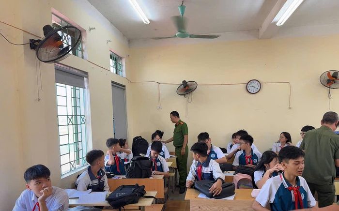 Cán bộ Công an xã Hát Môn trao đổi, tuyên truyền pháp luật tới học sinh Trường THCS Thanh Đa.