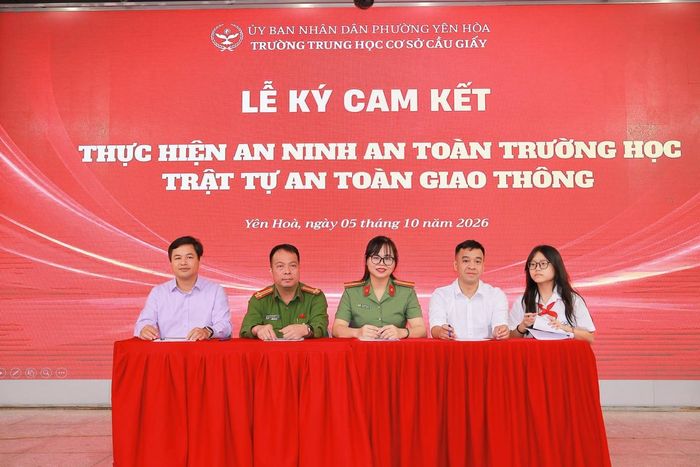 Công an phường Yên Hòa phối hợp Trường THCS Cầu Giấy tổ chức ký cam kết thực hiện an ninh, an toàn trường học và trật tự, an toàn giao thông.