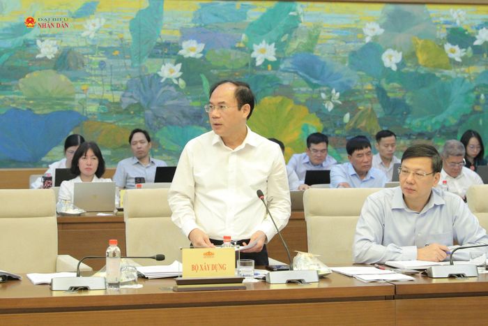 Thứ trưởng Bộ Xây dựng Nguyễn Văn Sinh phát biểu tại cuộc làm việc