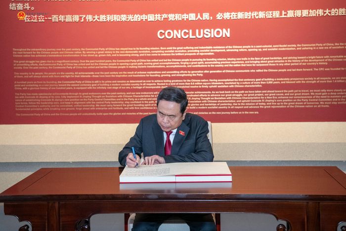 Chủ tịch Quốc hội Trần Thanh Mẫn ghi sổ lưu niệm tại Bảo tàng Lịch sử Đảng Cộng sản Trung Quốc