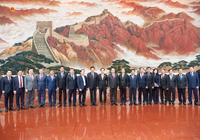 Chủ tịch Quốc hội Trần Thanh Mẫn và các đại biểu tham quan Bảo tàng Lịch sử Đảng Cộng sản Trung Quốc