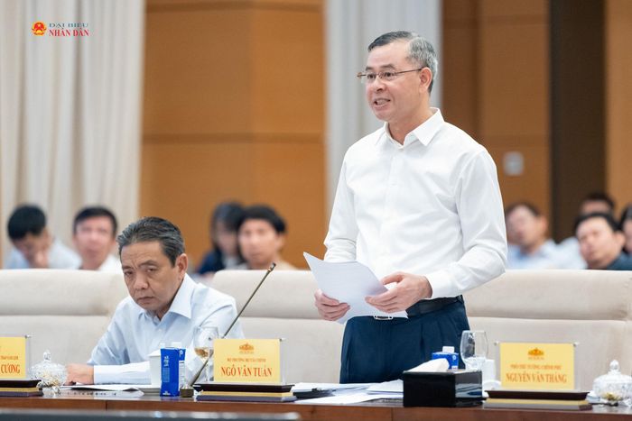 Bộ trưởng Bộ Tài chính Ngô Văn Tuấn trình bày tóm tắt Báo cáo của Chính phủ về kinh tế - xã hội và ngân sách Nhà nước