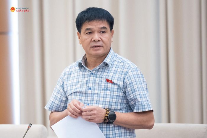 Phó Chủ nhiệm Ủy ban Kinh tế và Tài chính Nguyễn Hữu Toàn trình bày báo cáo thẩm tra sơ bộ về báo cáo của Chính phủ về kinh tế - xã hội và ngân sách Nhà nước