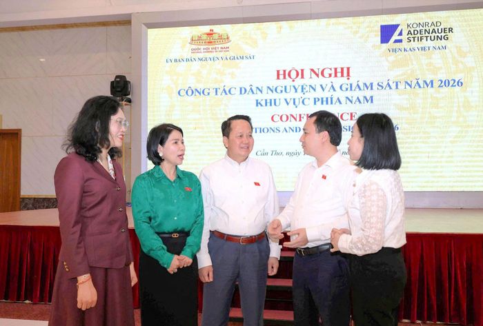 Các đại biểu trao đổi bên lề hội nghị. Ảnh: Nguyễn Hành