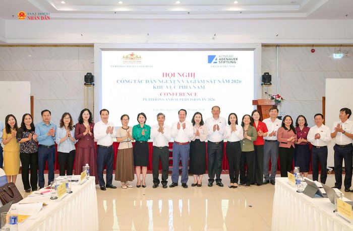 Các đại biểu chụp ảnh lưu niệm. Ảnh: Nguyễn Hành