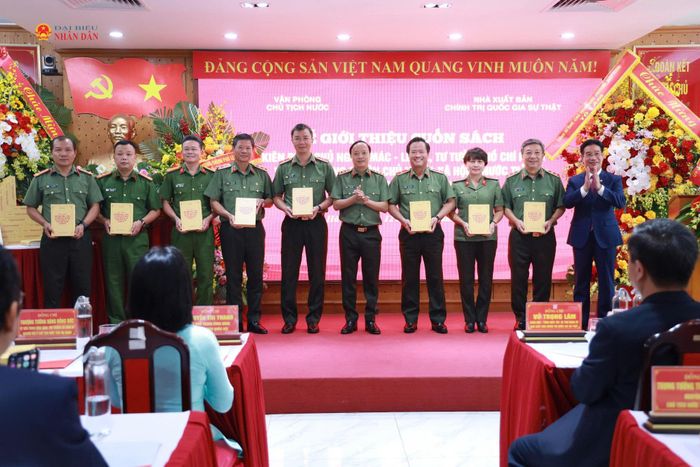 Thứ trưởng Bộ Công an, Thượng tướng Đặng Hồng Đức trao tặng cuốn sách cho đại diện các cục, đơn vị trực thuộc Bộ Công an
