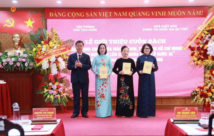 Giám đốc - Tổng Biên tập Nhà xuất bản Chính trị quốc gia Sự thật trao tặng cuốn sách cho lãnh đạo, nguyên lãnh đạo Đảng, Nhà nước và gia đình cố Chủ tịch nước Trần Đại Quang