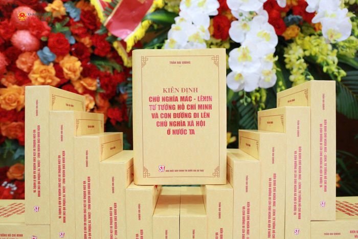 Cuốn sách "Kiên định chủ nghĩa Mác - Lênin, tư tưởng Hồ Chí Minh và con đường đi lên chủ nghĩa xã hội ở nước ta" của cố Chủ tịch nước Trần Đại Quang