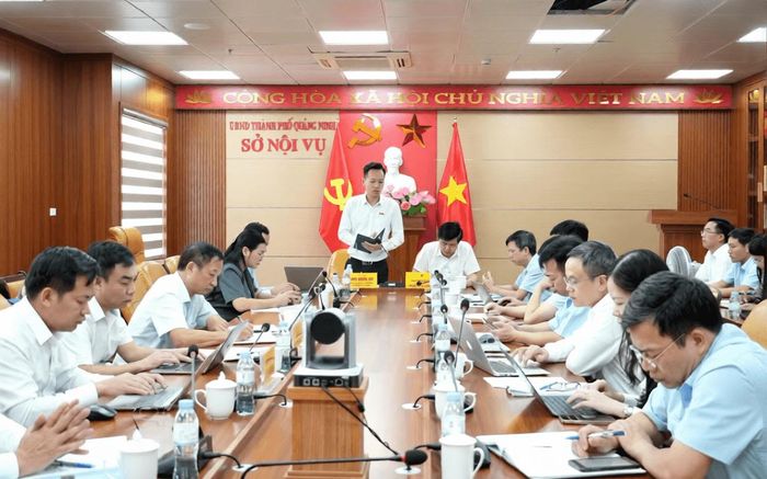 ĐBQH Chu Lương Trí thay mặt Đoàn ĐBQH thành phố Quảng Ninh tiếp thu các ý kiến đóng góp