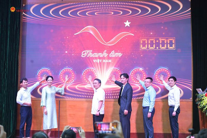 Thứ trưởng Bộ Văn hóa, Thể thao và Du lịch Nguyễn Huy Dũng và các đại biểu, khách mời thực hiện nghi thức phát động chương trình
