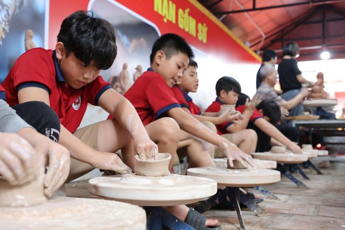 CLB Nghệ nhân thợ giỏi làng gốm Kim Lan phối hợp với các cơ sở giáo dục, đưa học sinh đến tham quan, trải nghiệm làng nghề. Ảnh: Gia Vũ