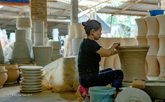 Người Kim Lan nỗ lực cải tiến kỹ thuật trong quy trình sản xuất gốm. Ảnh: Đức Toàn