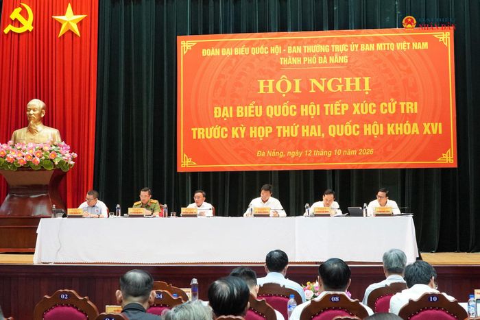 Thường trực Ban Bí thư Trần Cẩm Tú và Đoàn ĐBQH thành phố Đà Nẵng tại buổi tiếp xúc cử tri