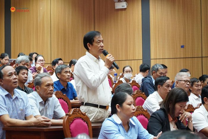 Cử tri phát biểu tại hội nghị
