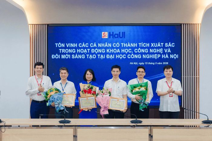 Đại học Công nghiệp Hà Nội tôn vinh các nhà khoa học có thành tích xuất sắc