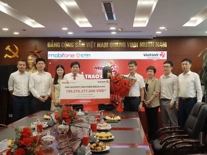 Đại diện Vietlott trao giải thưởng có giá trị vào nhất trong lịch sử Vietlott cho chị V.N