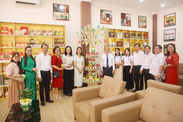 Không gian đổi mới sáng tạo không chỉ có sản phẩm công nghệ, mà còn còn bao gồm các gian hàng trưng bày các sản phẩm đặc trưng của địa phương và sản phẩm OCOP.