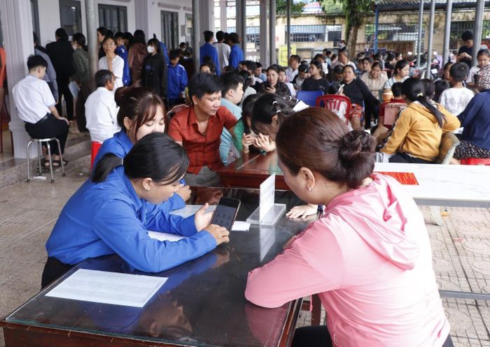 Đội hình “Mùa hè số” của Đoàn thanh niên phường Bình Phước hướng dẫn người dân sử dụng VNEID