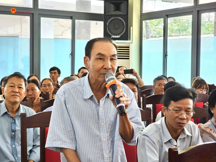 Cử tri phường Bình Kiến phát biểu ý kiên, kiến nghị