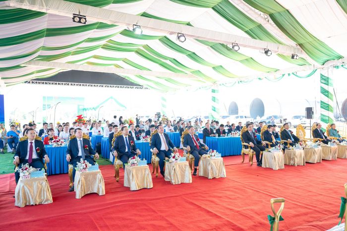 Các đại biểu tham dự Nghi thức Tái khởi động Dự án khai thác và chế biến muối mỏ tại huyện Nongbok, tỉnh Khammouan