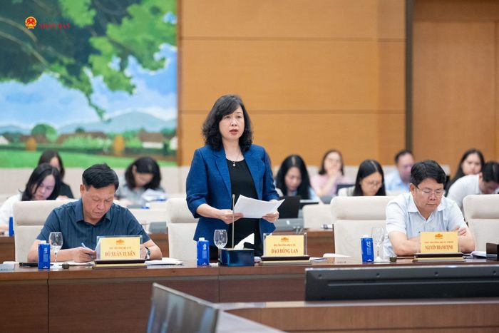 Bộ trưởng Bộ Y tế Đào Hồng Lan trình bày tờ trình về dự án Luật