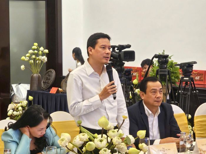 Các đại biểu trao đổi, thảo luận về các sáng kiến phát triển công nghiệp văn hóa Việt Nam