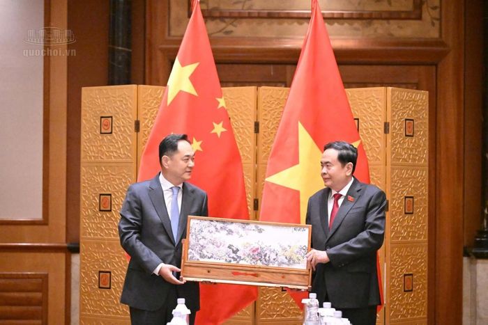  Chủ tịch Quốc hội Trần Thanh Mẫn và Chủ tịch Hội hữu nghị Đối ngoại nhân dân Trung Quốc Dương Vạn Minh trao quà lưu niệm. Ảnh: CTTĐT Quốc hội 