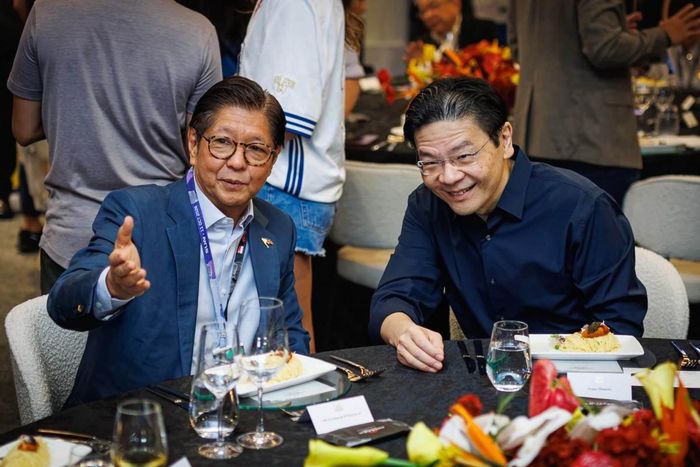 Tổng thống Philippines Ferdinand Marcos Jr (trái) và Thủ tướng Singapore Lawrence Wong tham dự chặng đua F1 Singapore Grand Prix ngày 11/10. Ảnh: Facebook/@Lawrence Wong (tài khoản Facebook của ông Wong)
