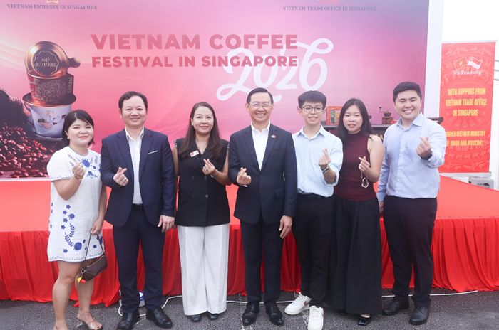 Tham tán thương mại Cao Xuân Thắng cùng các doanh nghiệp Việt chụp ảnh lưu niệm tại Lễ hội cà phê Việt Nam lần thứ nhất năm 2026 tại Singapore. Ảnh: Thương vụ Việt Nam tại Singapore