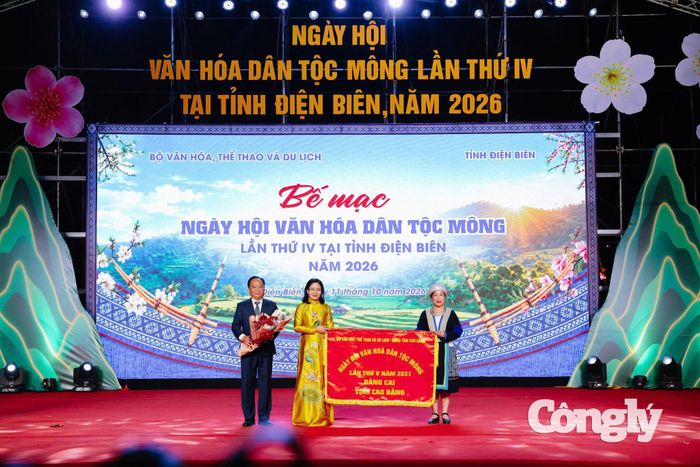 Đại diện tỉnh Cao Bằng nhận Cờ đăng cai tổ chức Ngày hội Văn hóa dân tộc Mông lần thứ V.