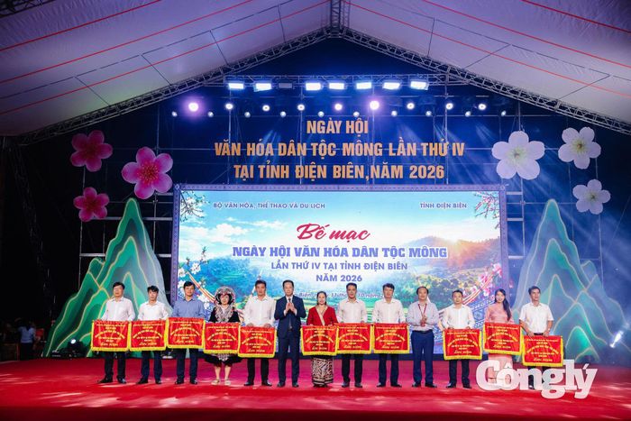 Ban Tổ chức trao cờ lưu niệm cho các đơn vị tham gia tích cực vào ngày hội.