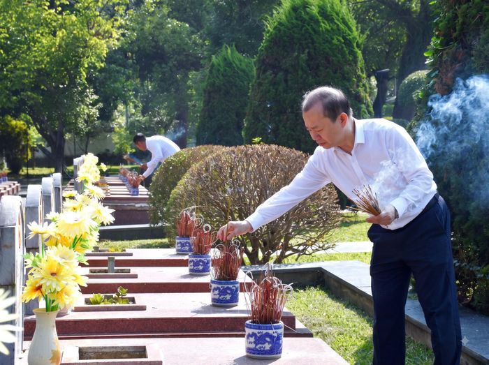 Phó Trưởng ban Tuyên giáo Trung ương Bùi Hoài Sơn dâng hương tưởng niệm các anh hùng liệt sĩ tại Nghĩa trang Liệt sĩ quốc gia A1