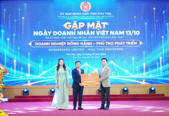 Các doanh nghiệp trao kinh phí ủng hộ an sinh xã hội và Quỹ Vì người nghèo của Liên đoàn Doanh nghiệp tỉnh Phú Thọ