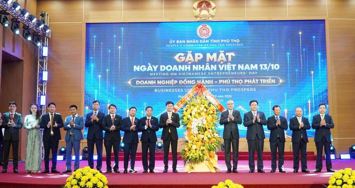 Lãnh đạo tỉnh Phú Thọ tặng hoa chúc mừng đội ngũ doanh nghiệp, doanh nhân tỉnh Phú Thọ