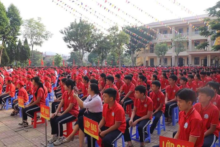 Học sinh Trường THCS Hoàng Hoa Thám, phường Lào Cai, tỉnh Lào Cai theo dõi phiên tòa giả định.