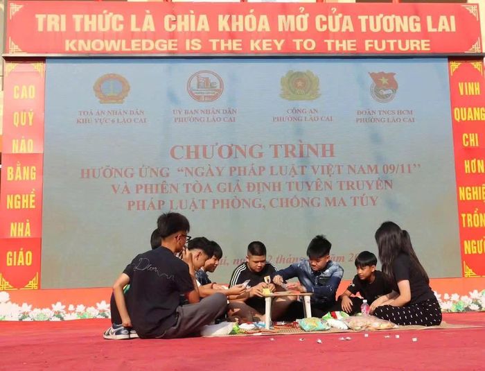 TAND khu vực 6 - Lào Cai cùng các cơ quan chức năng đưa nội dung tuyên truyền vào các tiểu phẩm về phòng, chống ma túy.