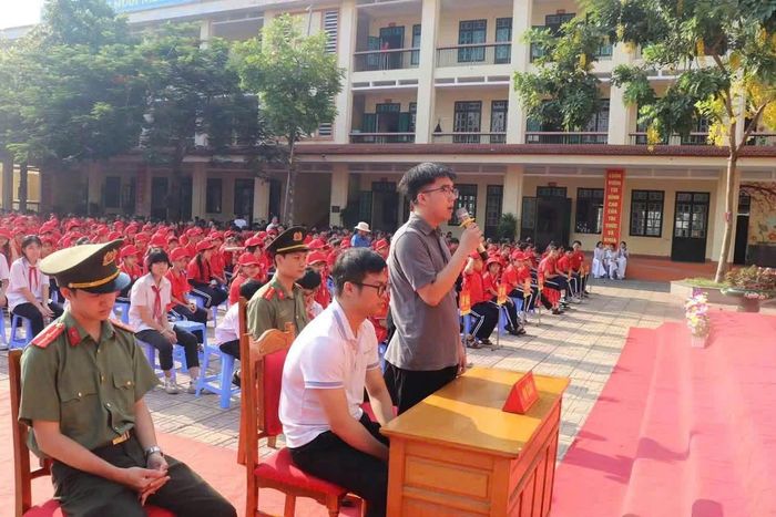 Toàn cảnh phiên tòa giả định, kết hợp tuyên truyền phòng, chống ma túy tổ chức tại Trường THCS Hoàng Hoa Thám, phường Lào Cai.
