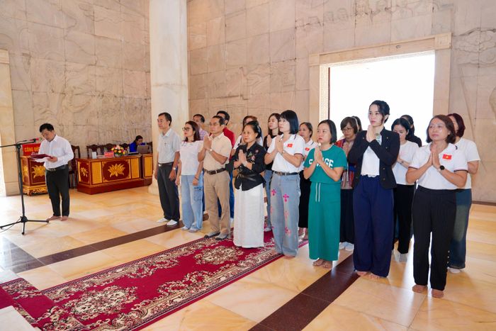 Đoàn dâng hương, tri ân tại Nhà tưởng niệm Chủ tịch Hồ Chí Minh tại Khu di tích Quốc gia đặc biệt Pác Bó
