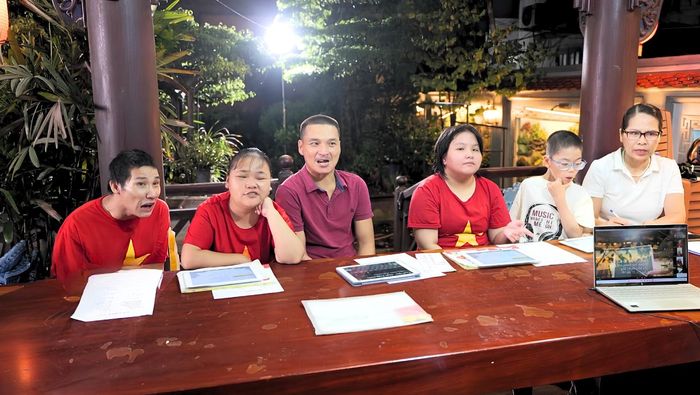 Lớp học buổi tối của chị Huế có những học viên từ khoảng 9 tuổi đến gần 50 tuổi, cùng kiên trì học đọc, viết. Nguồn: THNĐ